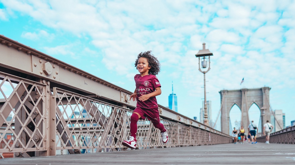 BROOKLYN BRIDGE : A young Blue on the move