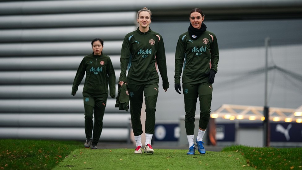 DUTCH DUO  : Vivianne Miedema and Jill Roord make their way onto the field.