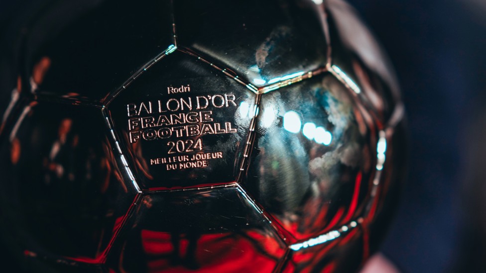 CLOSE UP : Rodrigo's glistening Ballon d'Or.