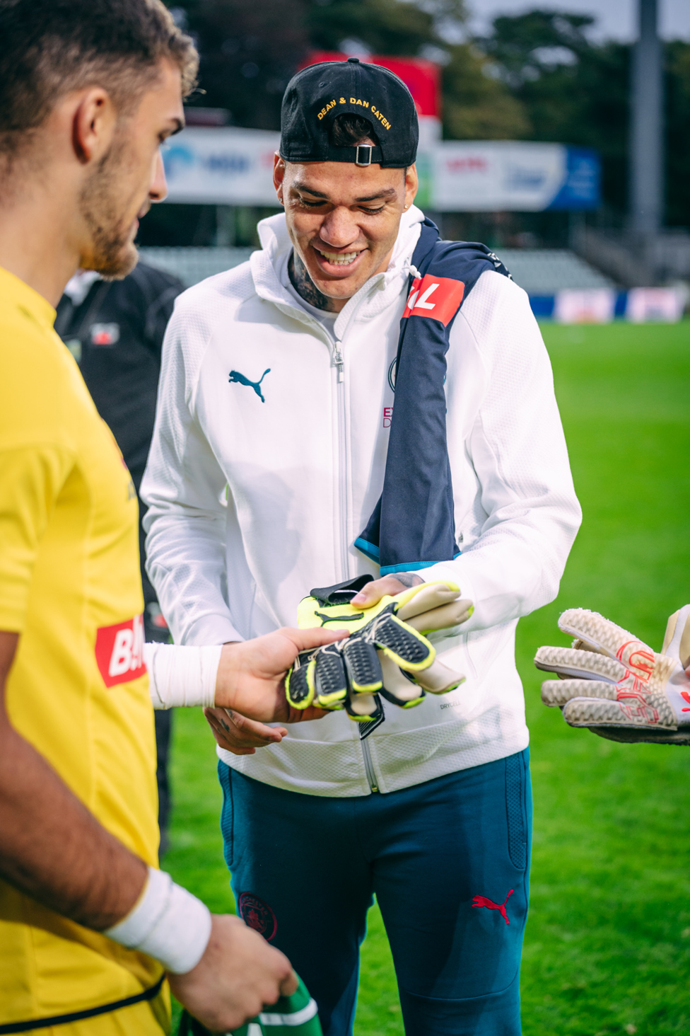 GOLDEN GLOVE : Ederson gifts his gloves