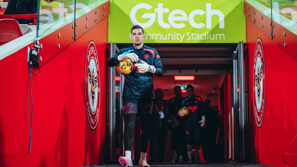 STEADY EDDIE : Arrives for the pre-match warm up.