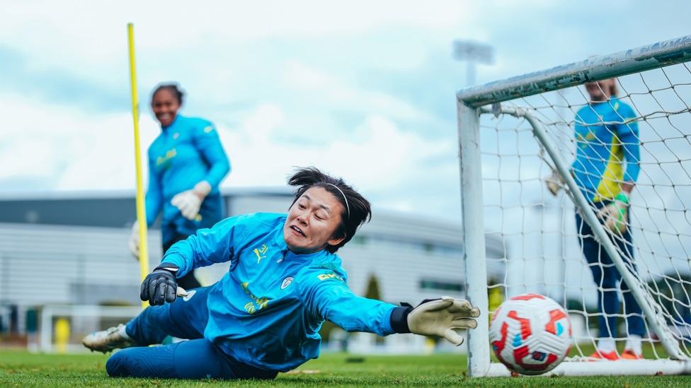 SAVE & SOUND: Ayaka Yamashita pushes the ball away