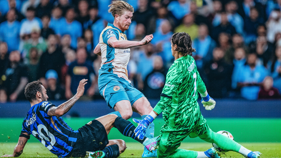 KEVIN DE-NIED : Sommer blocks De Bruyne's effort.