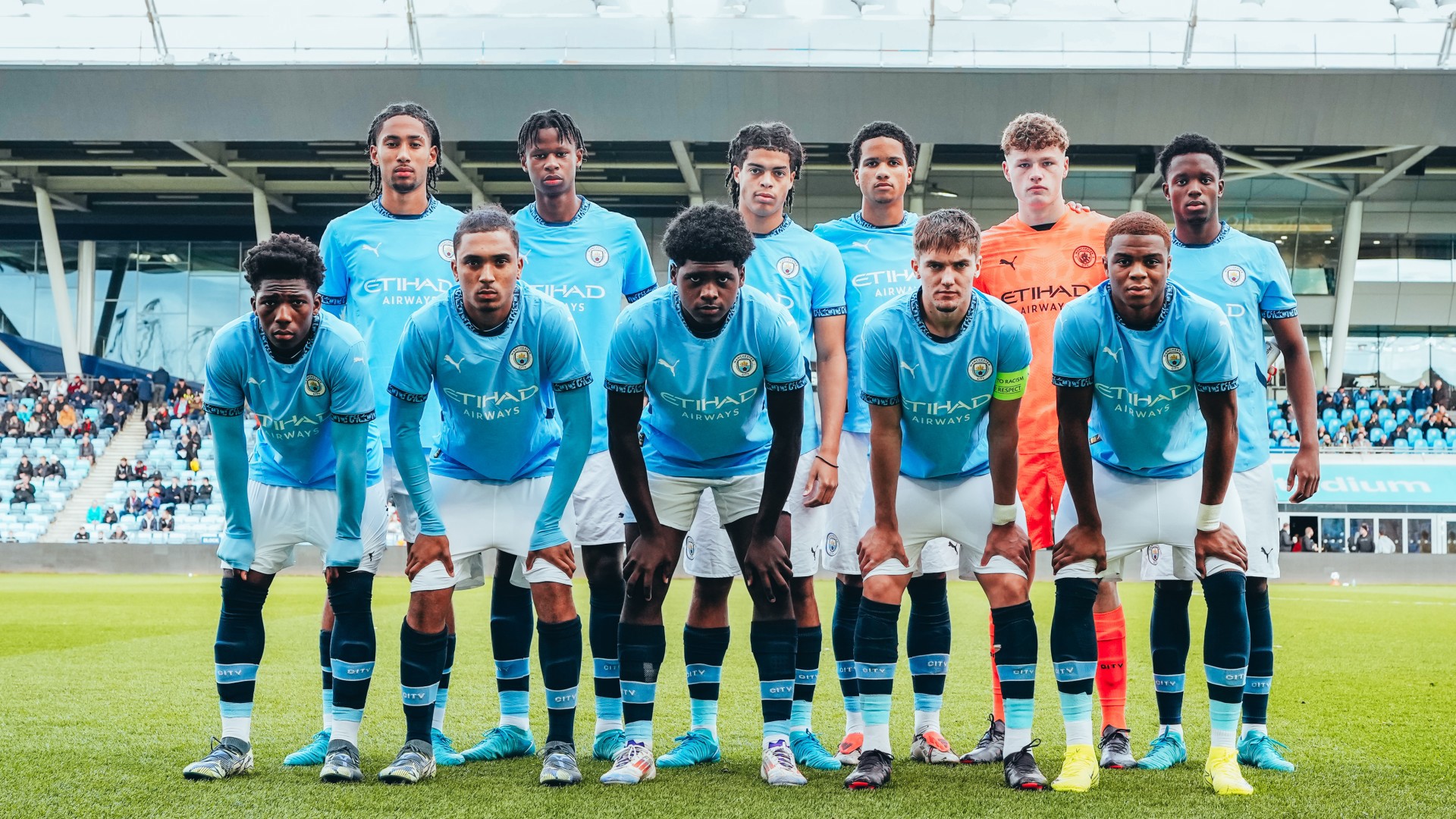  : The starting XI pose for a picture before kick-off. 