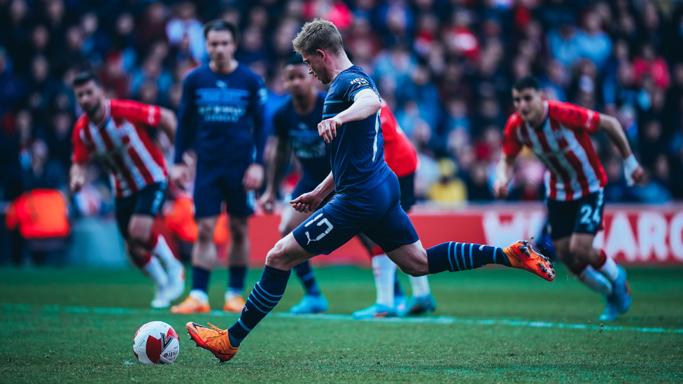 CLINICAL!! : GET IN, Kevin De Bruyne scores from the spot to give us back the lead! 