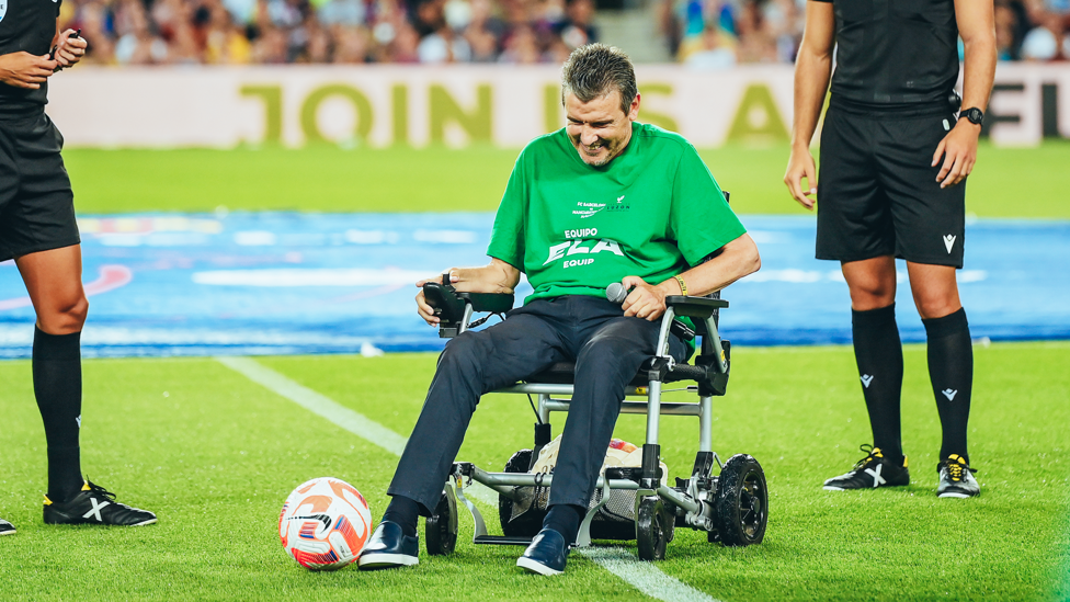 UNZUE MAGIC : The former Barcelona player and coach gets the evening underway with the first kick of the ball.