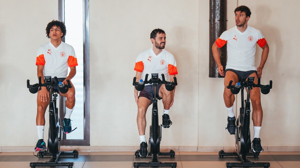 WARMING UP  : Rico Lewis, Bernardo and Dias prepare for training.