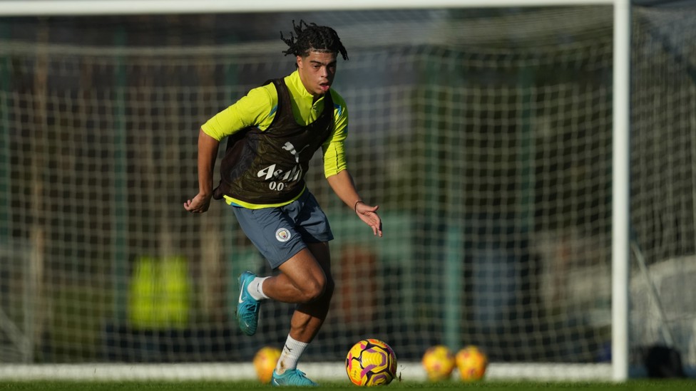 UNDER THE BAR : Simpson-Pusey shows off his ball skills