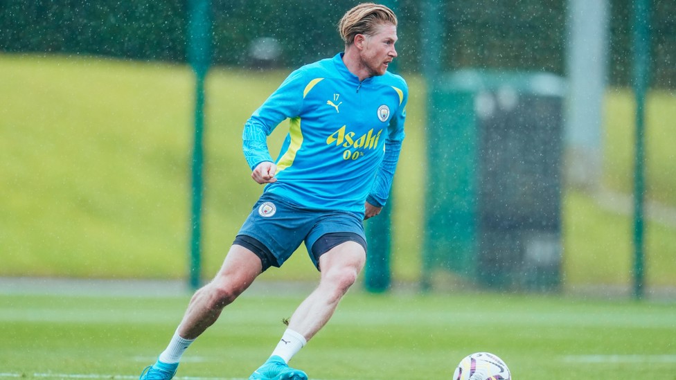 KING  : Kevin De Bruyne dictates the tempo.