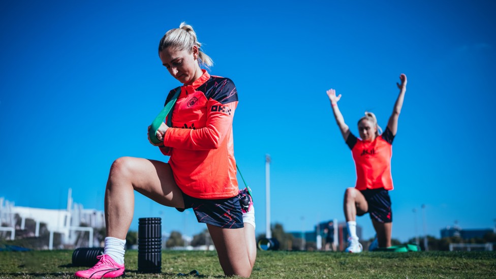 WARMING UP : Laura Coombs and Steph Houghton stretch out