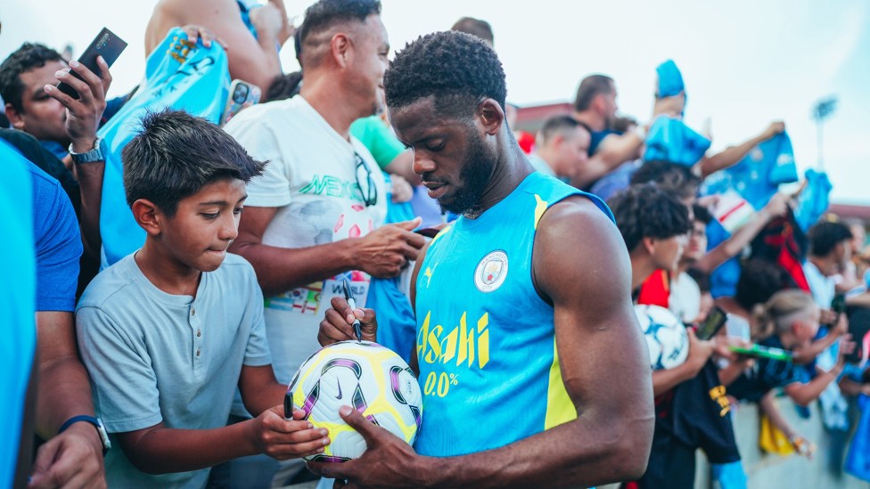 SIGNING SESSION : Luke Mbete gives a young fans his autograph